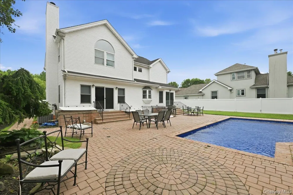 7 Laurel Lane Old Westbury, NY 11568