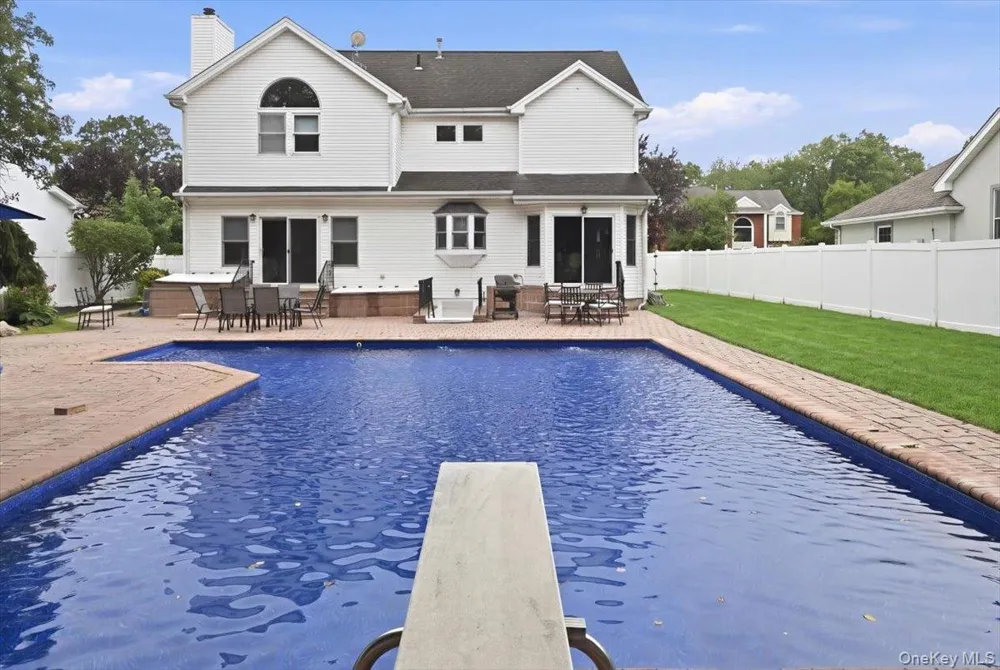 7 Laurel Lane Old Westbury, NY 11568