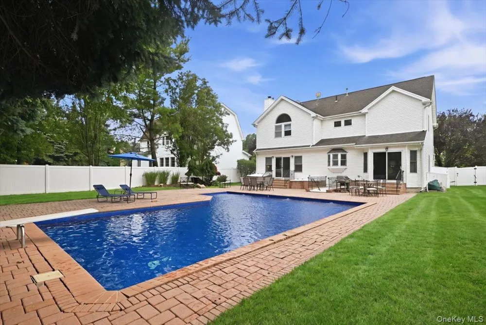 7 Laurel Lane Old Westbury, NY 11568