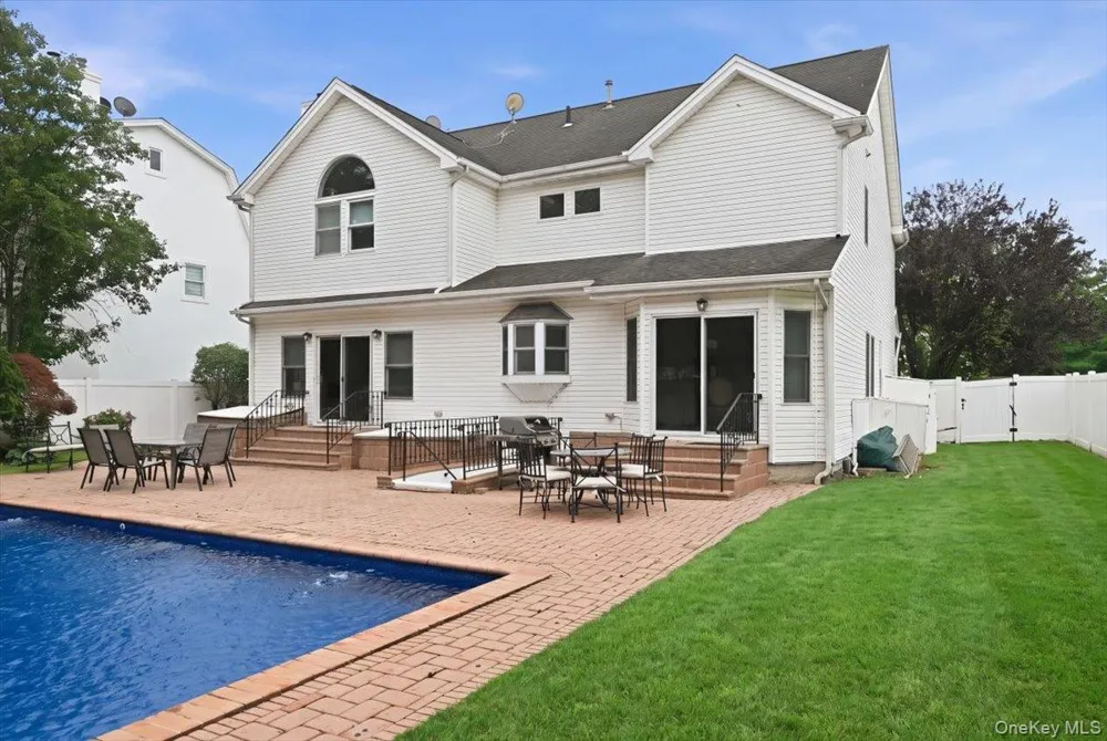 7 Laurel Lane Old Westbury, NY 11568