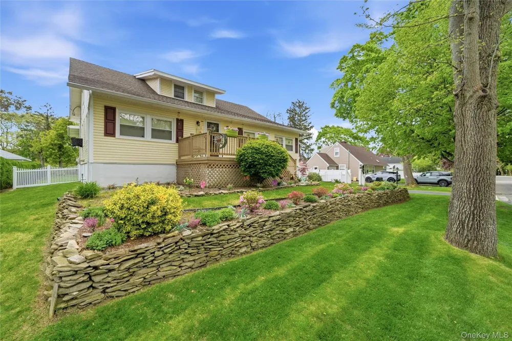 414 Potter Boulevard Brightwaters, NY 11718