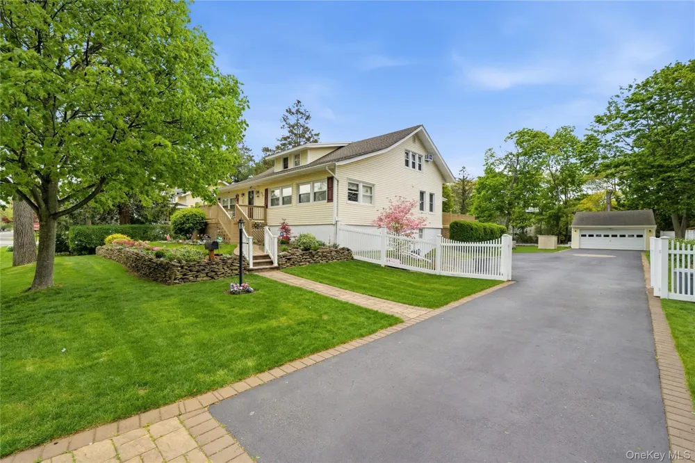 414 Potter Boulevard Brightwaters, NY 11718