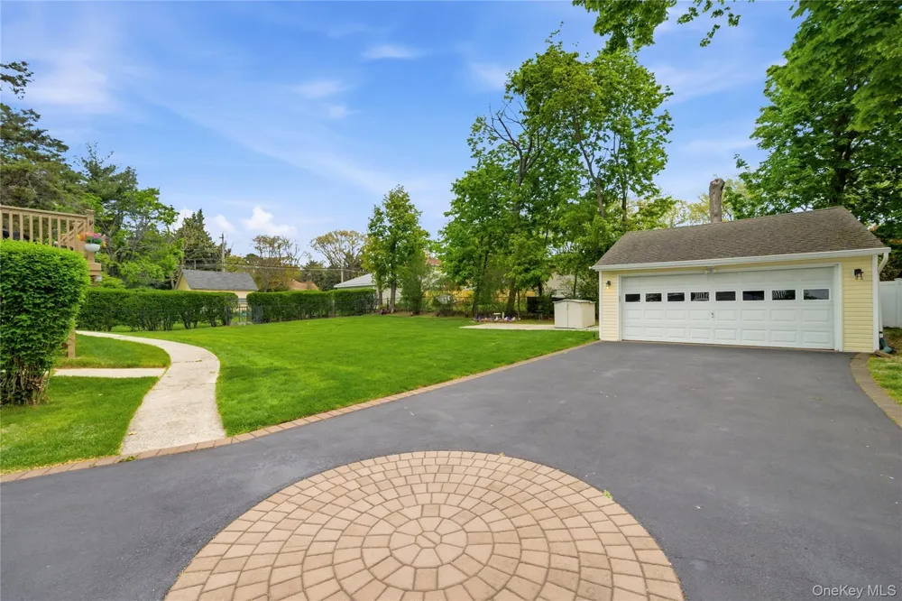 414 Potter Boulevard Brightwaters, NY 11718