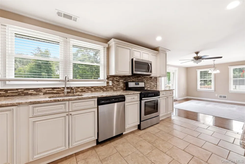 414 Potter Boulevard Brightwaters, NY 11718