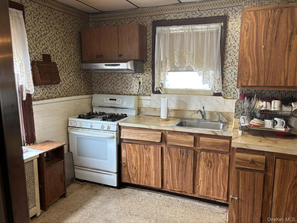 225-24 105th Avenue Queens Village, NY 11429