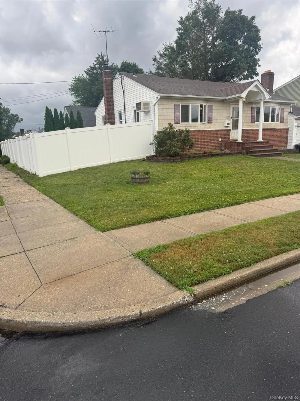 14 Larch Street Hicksville, NY 11801