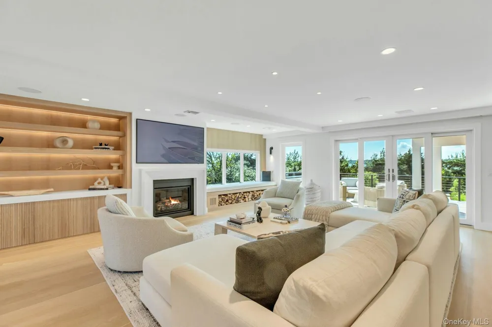 29 Tiana Circle Hampton Bays, NY 11946