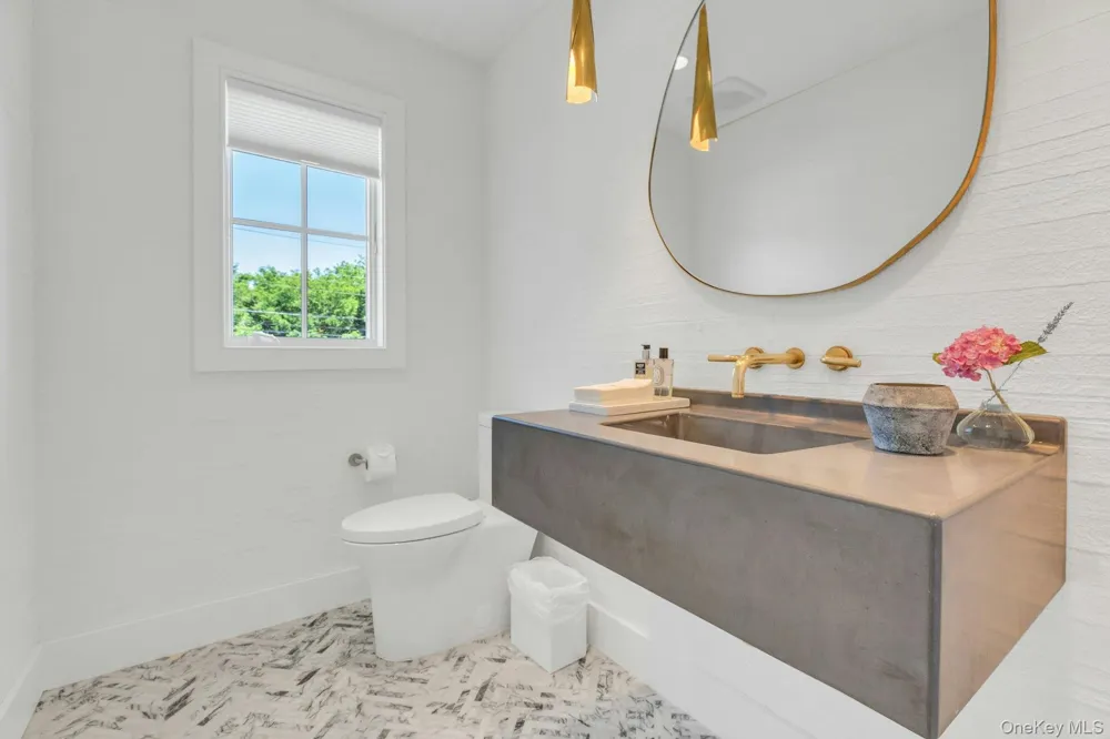 29 Tiana Circle Hampton Bays, NY 11946