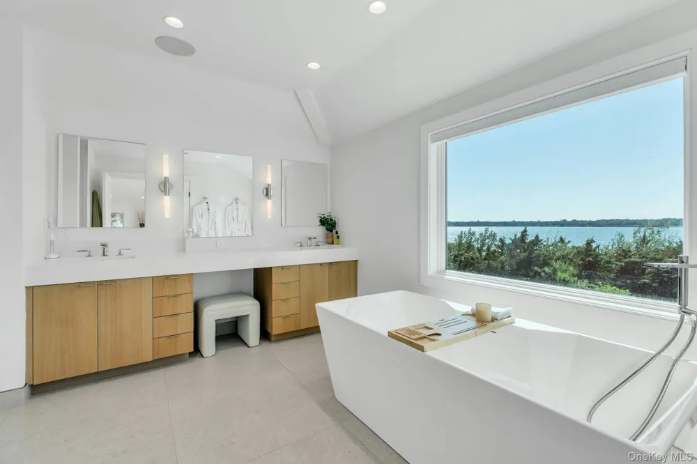 29 Tiana Circle Hampton Bays, NY 11946
