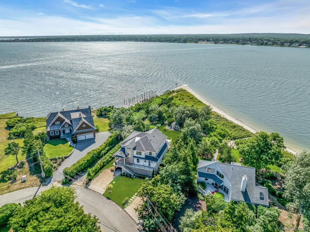 29 Tiana Circle Hampton Bays, NY 11946