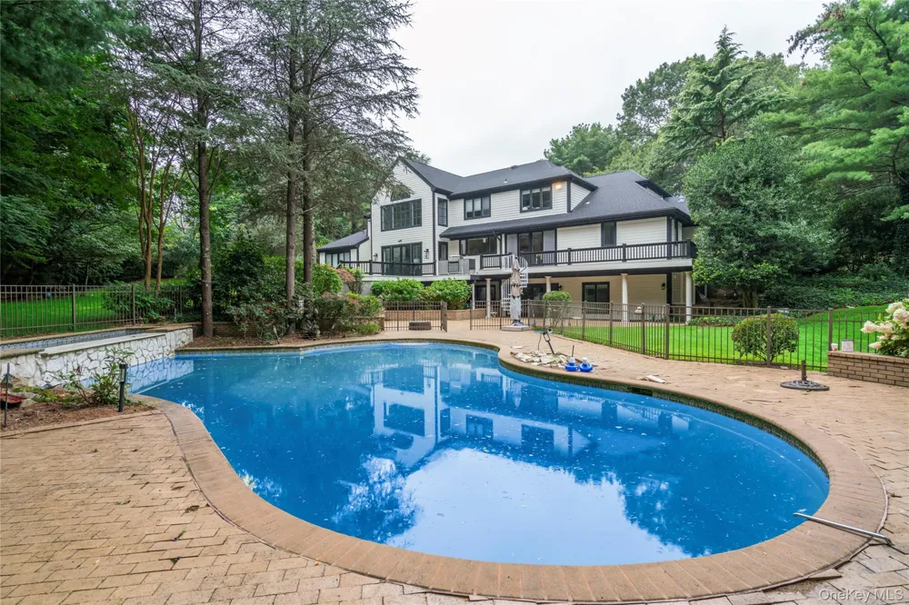 3 Rock Hill Lane Brookville, NY 11545