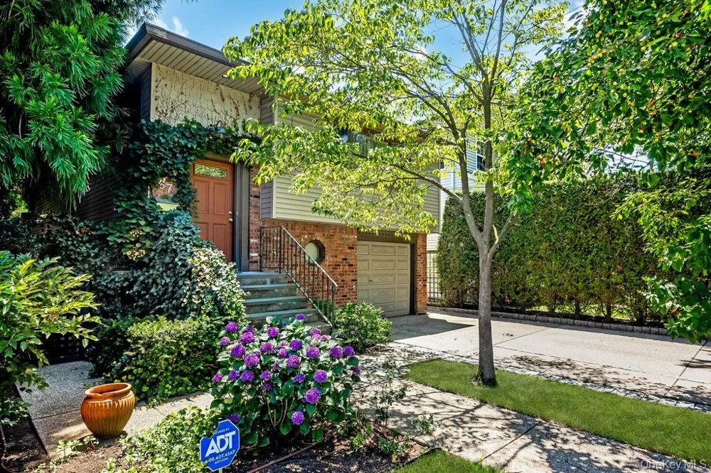 67 Cedar Place Floral Park, NY 11001