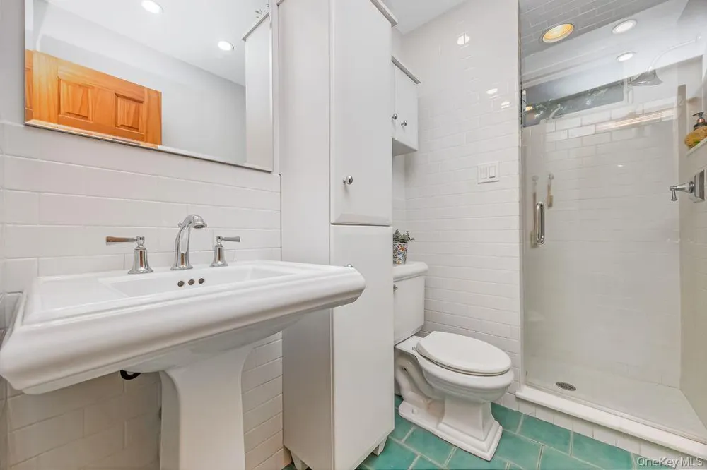 67 Cedar Place Floral Park, NY 11001