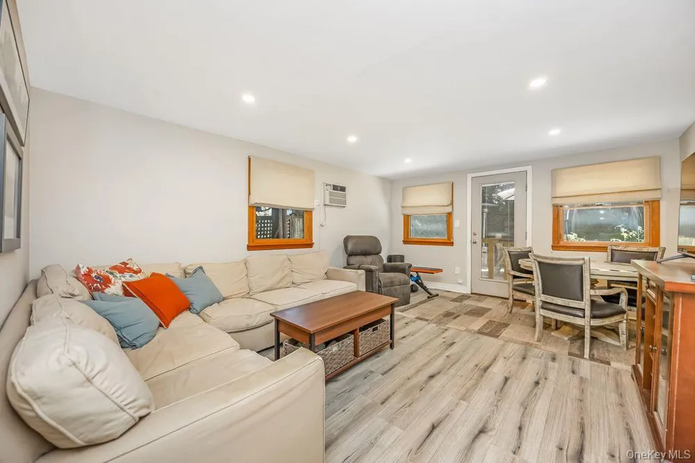 67 Cedar Place Floral Park, NY 11001