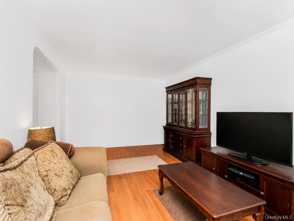 306 E Mosholu Parkway S #4F Bronx, NY 10458
