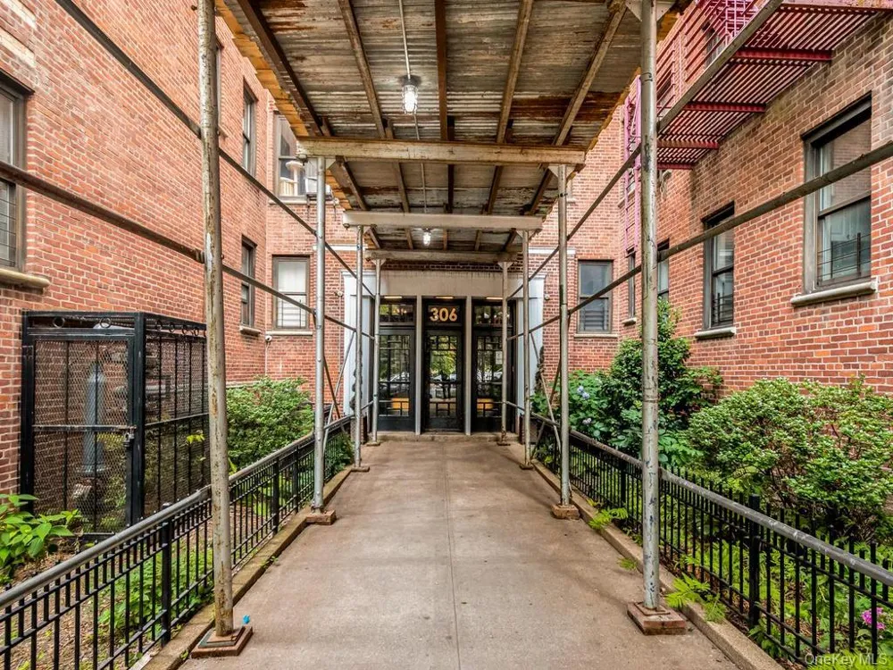 306 E Mosholu Parkway S #4F Bronx, NY 10458