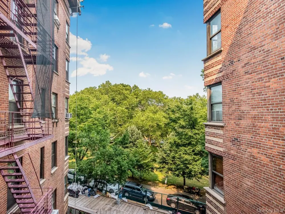 306 E Mosholu Parkway S #4F Bronx, NY 10458