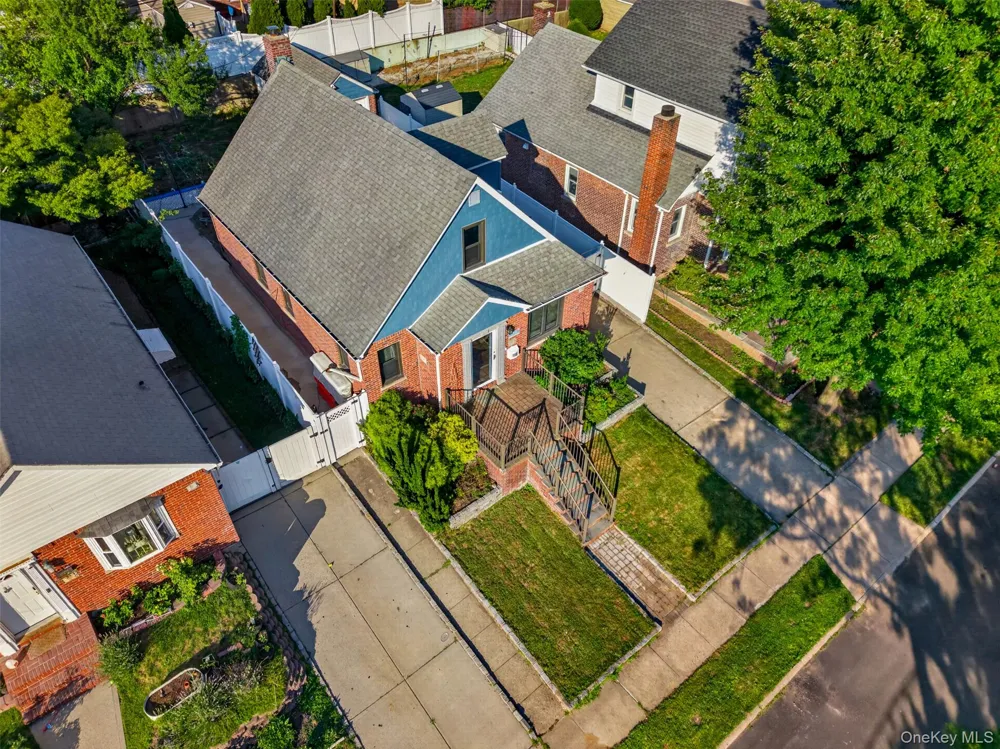 17019 Pidgeon Meadow Road Fresh Meadows, NY 11365