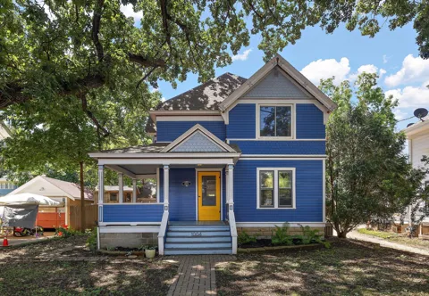 1004 Center Street W