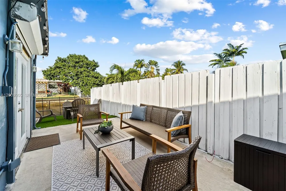 2005 NW 37th St Oakland Park, FL 33309