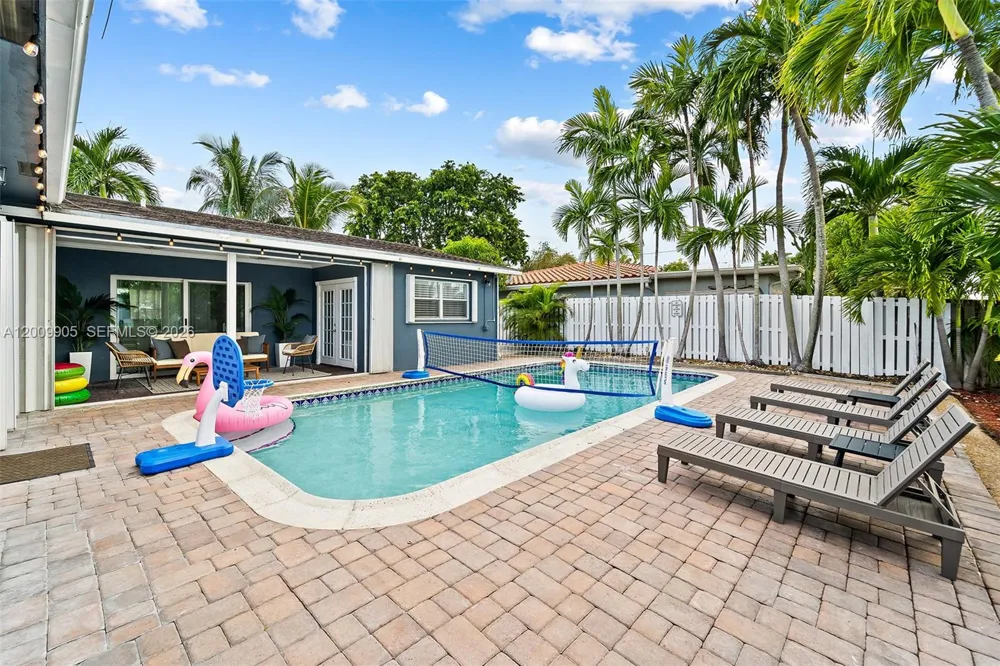 2005 NW 37th St Oakland Park, FL 33309