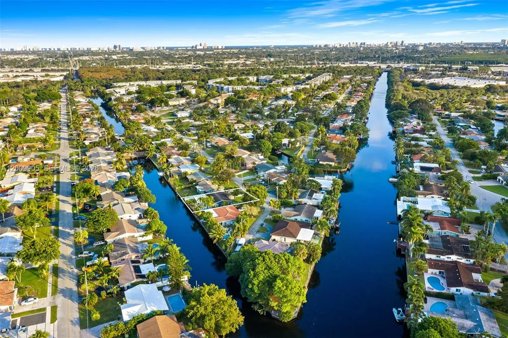 2005 NW 37th St Oakland Park, FL 33309