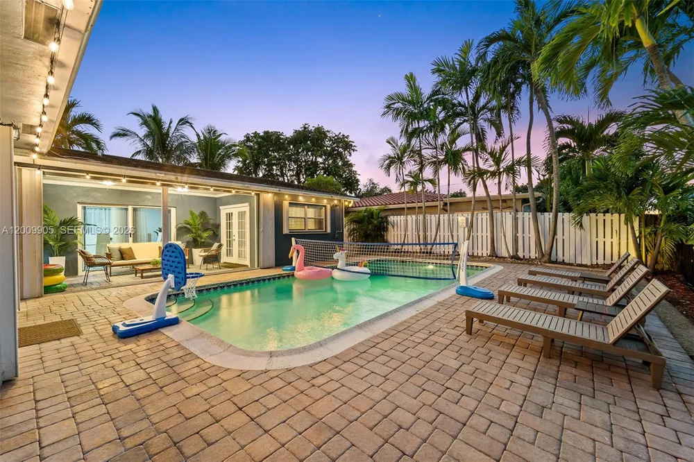2005 NW 37th St Oakland Park, FL 33309