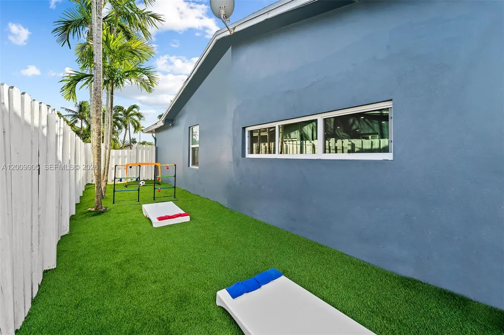 2005 NW 37th St Oakland Park, FL 33309