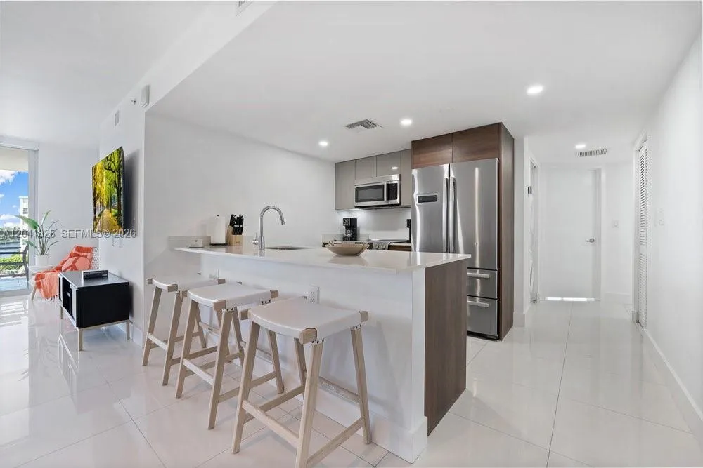 9261 E Bay Harbor Dr #507 Bay Harbor Islands, FL 33154
