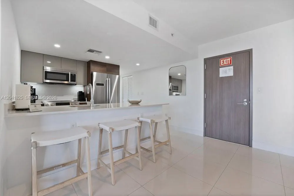 9261 E Bay Harbor Dr #507 Bay Harbor Islands, FL 33154