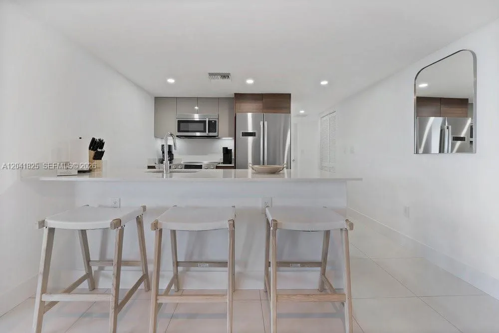 9261 E Bay Harbor Dr #507 Bay Harbor Islands, FL 33154