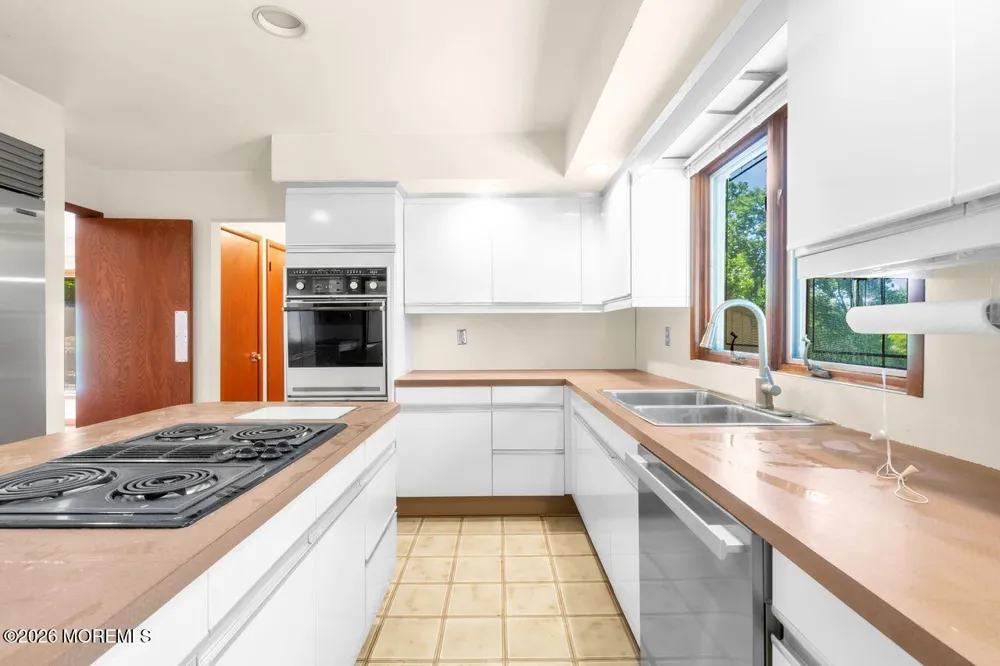 6 Sugar Lane Holmdel, NJ 07733