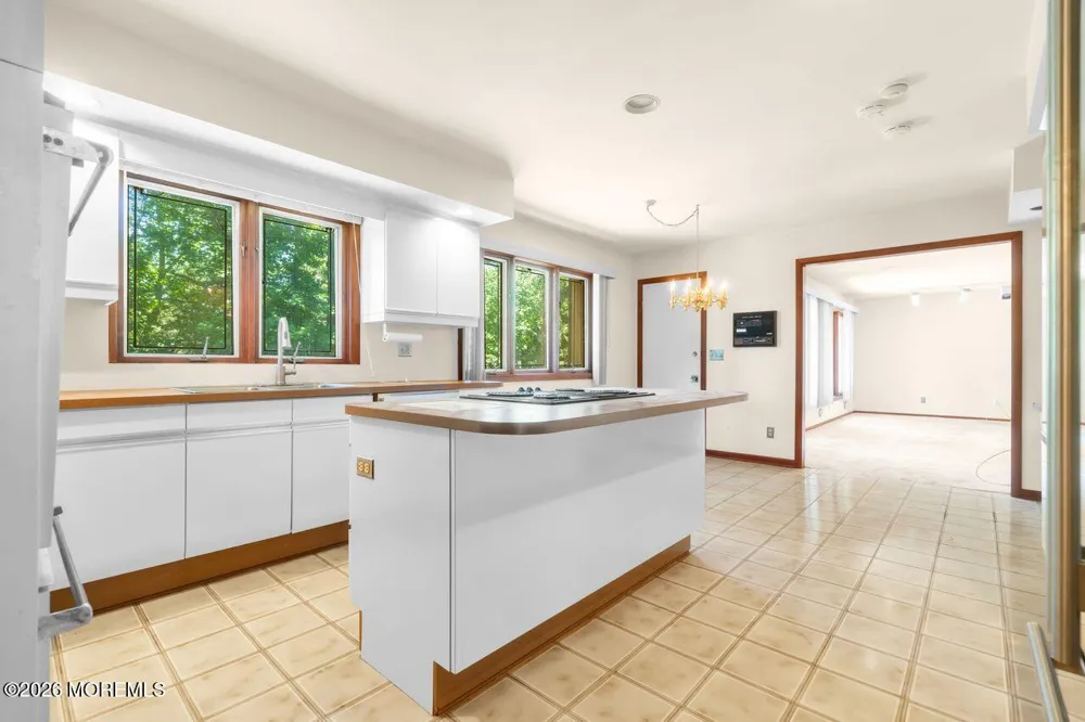 6 Sugar Lane Holmdel, NJ 07733