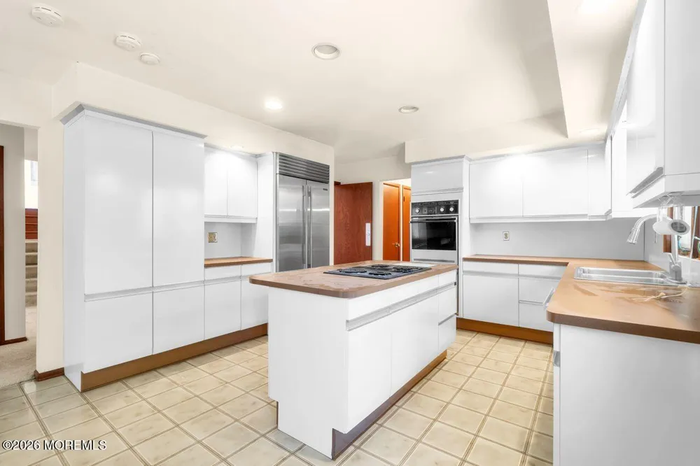 6 Sugar Lane Holmdel, NJ 07733