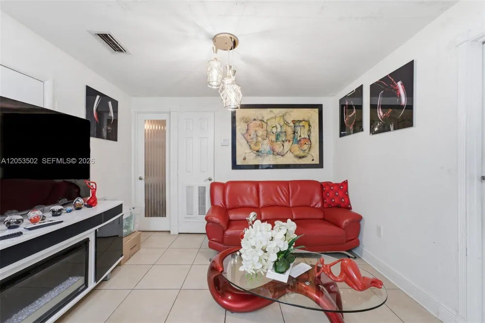 419 SE 3rd St Hialeah, FL 33010