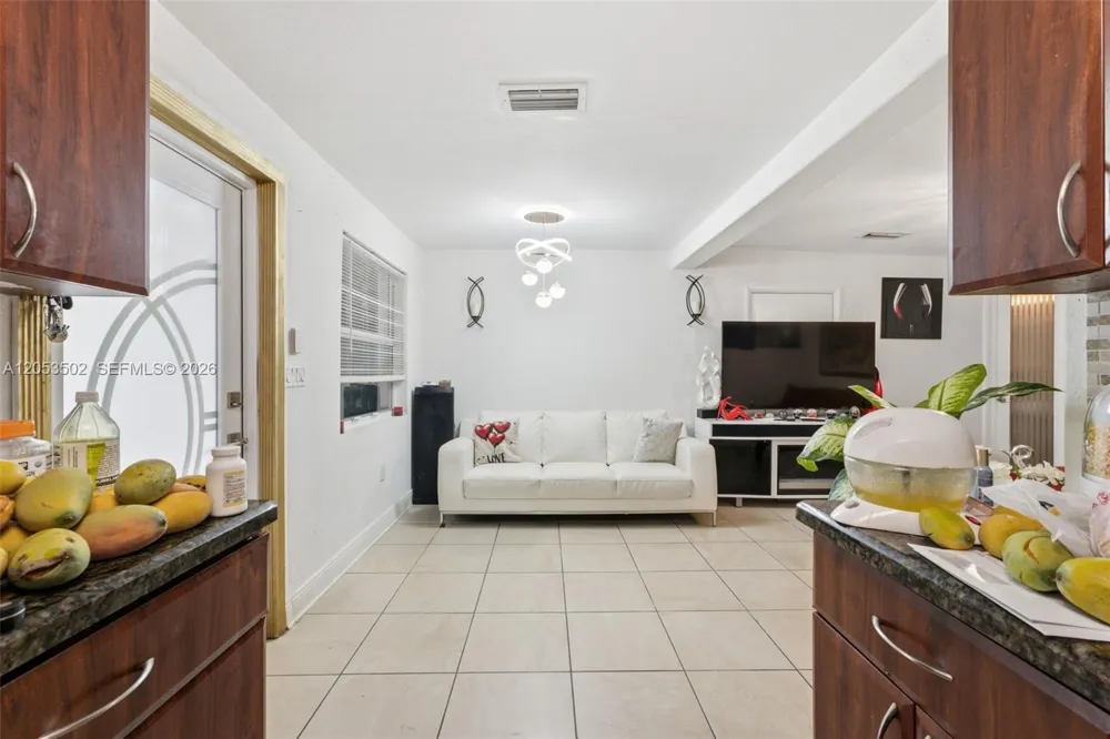 419 SE 3rd St Hialeah, FL 33010