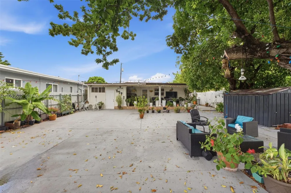 419 SE 3rd St Hialeah, FL 33010