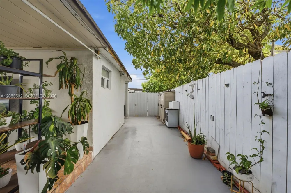 419 SE 3rd St Hialeah, FL 33010