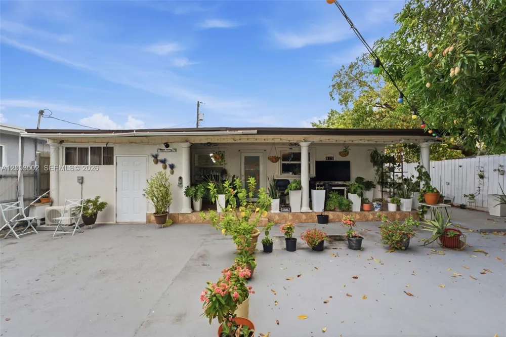 419 SE 3rd St Hialeah, FL 33010