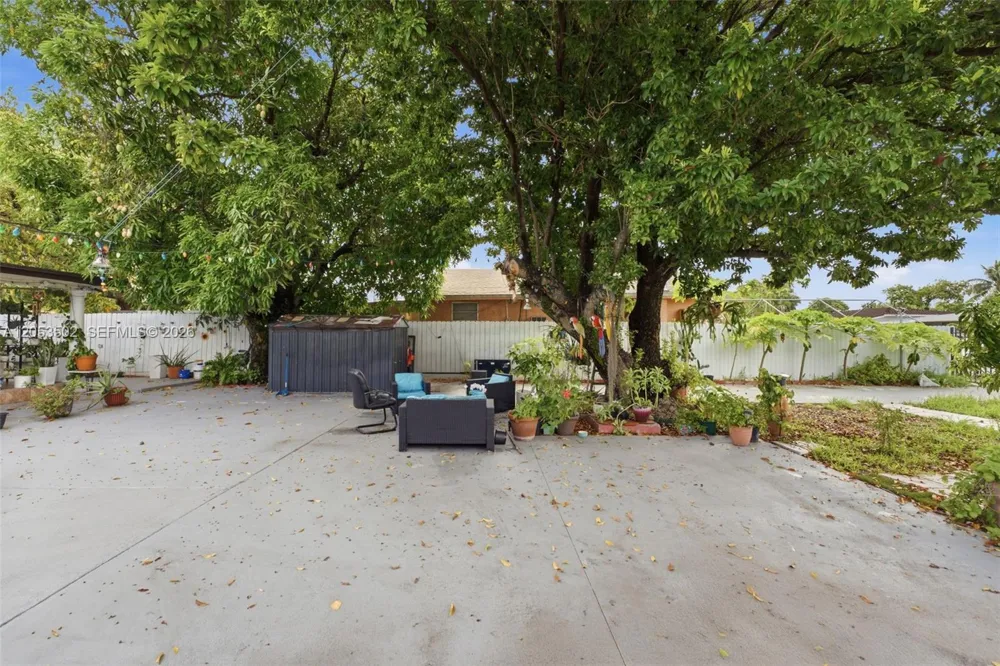 419 SE 3rd St Hialeah, FL 33010