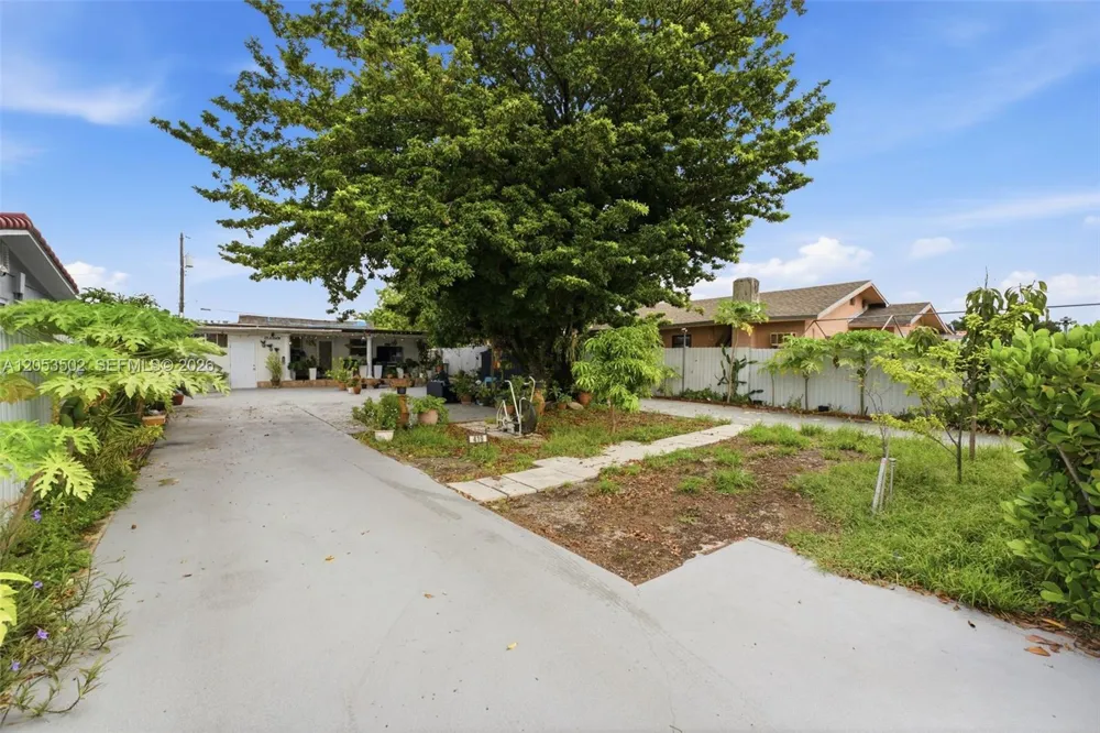 419 SE 3rd St Hialeah, FL 33010