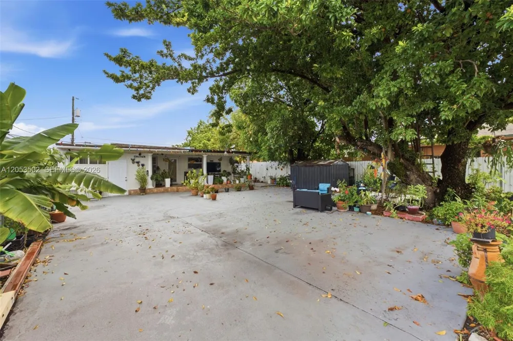 419 SE 3rd St Hialeah, FL 33010