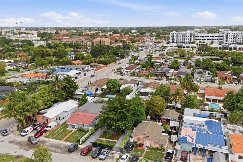 419 SE 3rd St Hialeah, FL 33010
