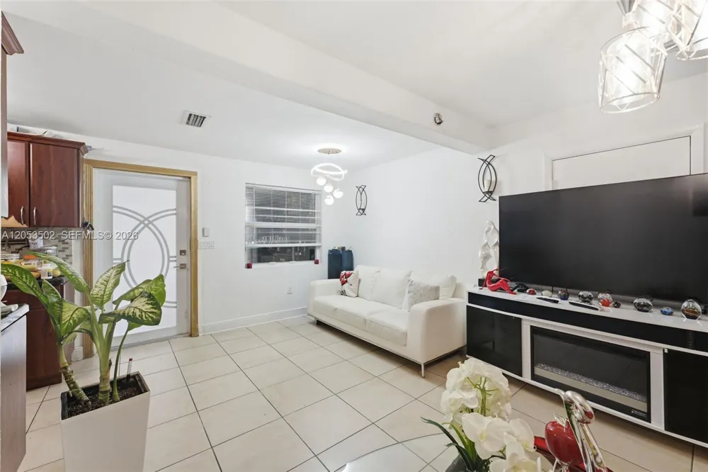 419 SE 3rd St Hialeah, FL 33010