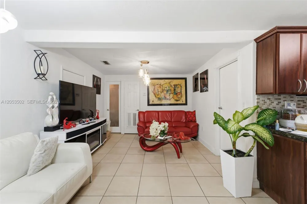 419 SE 3rd St Hialeah, FL 33010