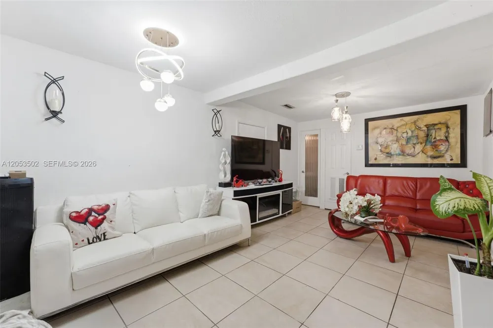 419 SE 3rd St Hialeah, FL 33010