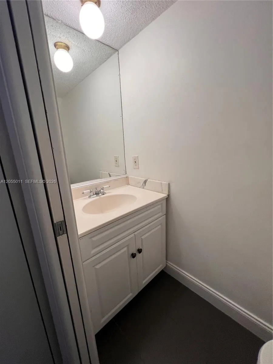 2762 S University Dr #9D Davie, FL 33328