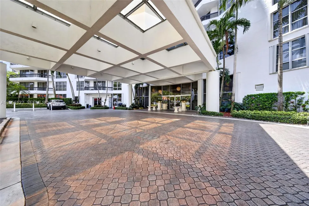 3600 Mystic Pointe Dr #310 Aventura, FL 33180