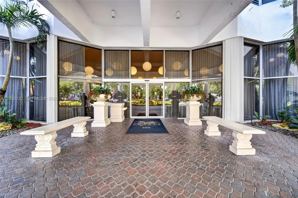 3600 Mystic Pointe Dr #310 Aventura, FL 33180