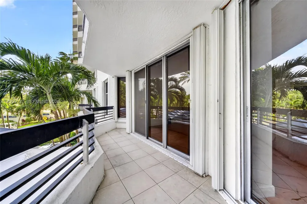 3600 Mystic Pointe Dr #310 Aventura, FL 33180